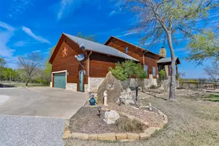 229 Southside Dr, Gainesville, TX 76240 - Photo 2