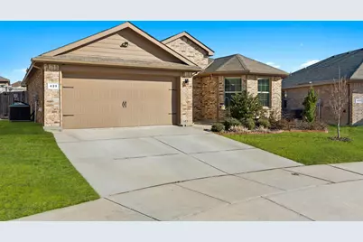 421 Houndstooth Drive, Fort Worth, TX 76131 - Photo 2