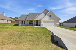 4004 Gallivant Dr, Granbury, TX 76049 - Photo 2