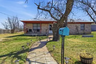 504 N Hall St, Hamilton, TX 76531 - Photo 2