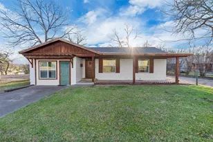 212 N Crockett St, Granbury, TX 76048 - Photo 1