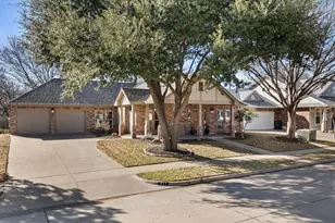 211 Turner Cir, Granbury, TX 76048 - Photo 2