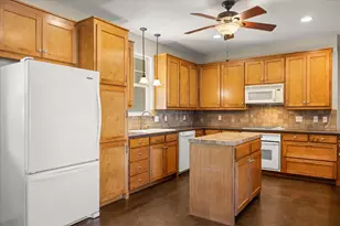 211 Turner Cir, Granbury, TX 76048 - Photo 14