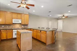 211 Turner Cir, Granbury, TX 76048 - Photo 12