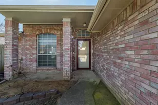 709 Raywood Dr, Grand Prairie, TX 75052 - Photo 2