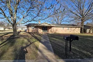 201 Robin Way St, Mount Vernon, TX 75457 - Photo 2