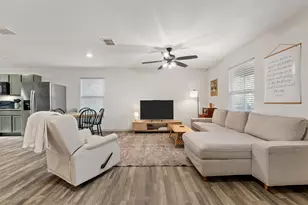 1124 N 13th St, Waco, TX 76707 - Photo 4