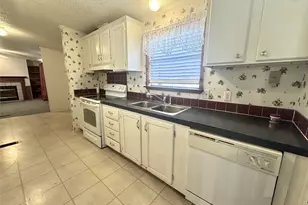 211 W F, Munday, TX 76371 - Photo 6