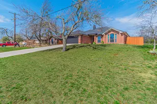 1424 Vine St, Weatherford, TX 76086 - Photo 2