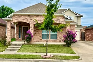 2639 Blackstone Dr, Grand Prairie, TX 75052 - Photo 2