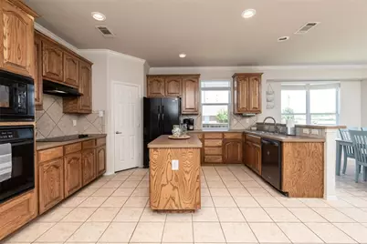 3155 Serpis, Grand Prairie, TX 75054 - Photo 6