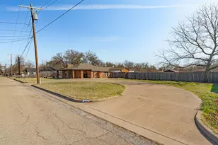 405 S Hannaford St, Granbury, TX 76048 - Photo 32