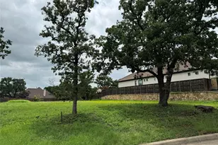 905 Crown Ct, Burleson, TX 76028 - Photo 2