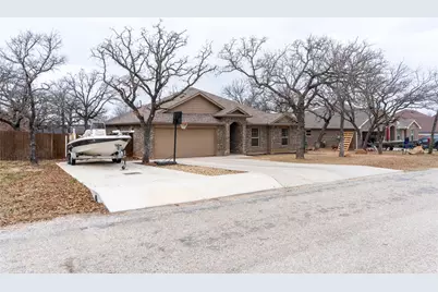 207 Shady Oaks Drive, Runaway Bay, TX 76426 - Photo 2