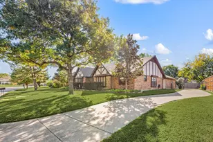 129 E Louella Dr, Hurst, TX 76054 - Photo 4