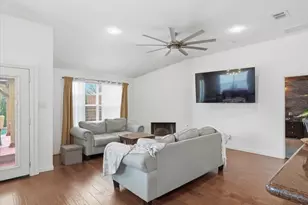 1039 Wood Brook Dr, Grand Prairie, TX 75052 - Photo 8