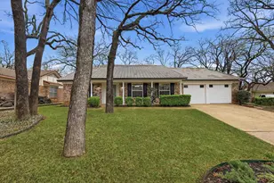 2316 S Pleasant Forest St, Arlington, TX 76015 - Photo 2