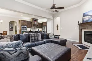 2115 N Hill Dr, Irving, TX 75038 - Photo 10