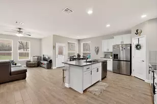 1601 Omaha Dr, Granbury, TX 76049 - Photo 2