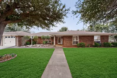 623 S Harbor Court, Granbury, TX 76048 - Photo 2