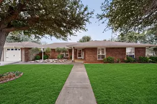 623 S Harbor Ct, Granbury, TX 76048 - Photo 2