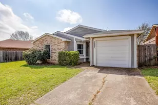 3921 7 Gables St, Fort Worth, TX 76133 - Photo 4