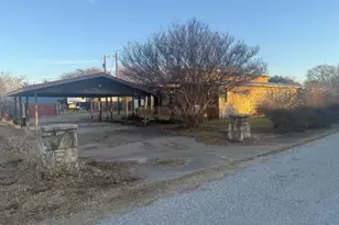 808 Flamingo Rd, Granbury, TX 76049 - Photo 4