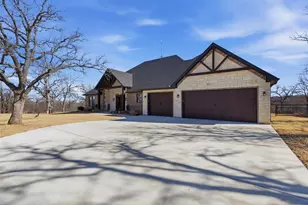 208 Shady Oaks Dr, Runaway Bay, TX 76426 - Photo 2