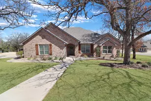 8701 Oakland Ct, Granbury, TX 76049 - Photo 2