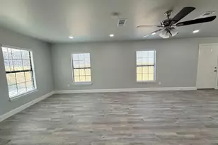 847 E Powell Ave, Fort Worth, TX 76104 - Photo 4