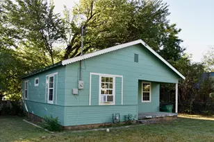 1111 Sanders St, Bowie, TX 76230 - Photo 2