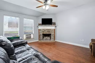 211 Jacinth Ln, Granbury, TX 76049 - Photo 8