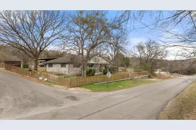 2708 Cedarhill Street, Granbury, TX 76048 - Photo 2