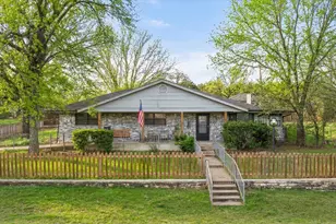 2708 Cedarhill St, Granbury, TX 76048 - Photo 2