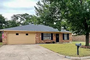 6201 Big Springs Dr, Arlington, TX 76001 - Photo 2