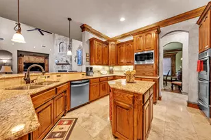 2717 S Shady Ln, Arlington, TX 76001 - Photo 12