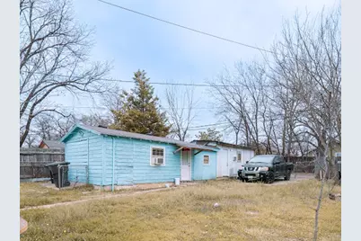 2206 Chestnut Avenue, Fort Worth, TX 76164 - Photo 2