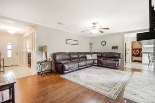 1822 E Cedar Elm Dr, Arlington, TX 76012 - Photo 2