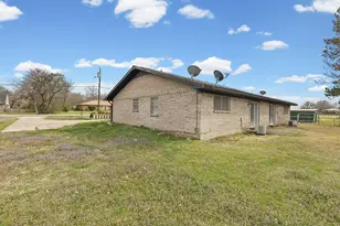 704 S Manson St, Wolfe City, TX 75496 - Photo 32