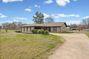 704 S Manson St, Wolfe City, TX 75496 - Photo 30