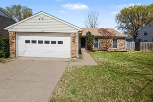 1024 S Riverside Dr, Grapevine, TX 76051 - Photo 2