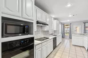 2708 Lake Country Dr, Grand Prairie, TX 75052 - Photo 12