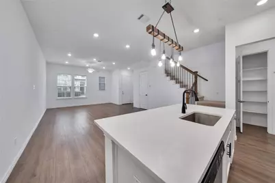 9916 Hennings Street, Irving, TX 75063 - Photo 8