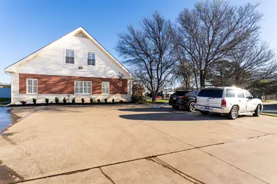 2305 Michigan Court, Dalworthington Gardens, TX 76016 - Photo 4