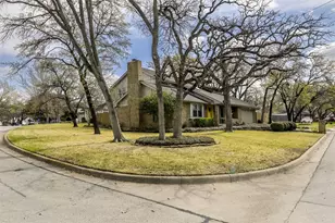 2205 Prestonwood Dr, Arlington, TX 76012 - Photo 2