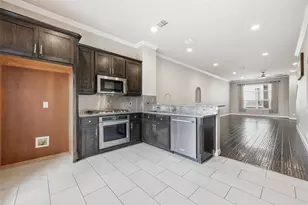 722 E 1st St, Fort Worth, TX 76102 - Photo 6