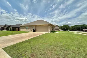 318 E 4th St, Lindsay, TX 76250 - Photo 2