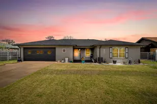 306 Tahiti Dr, Granbury, TX 76048 - Photo 2