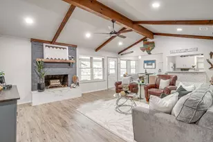 306 Tahiti Dr, Granbury, TX 76048 - Photo 4