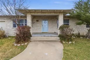 135 Hightower St, Hillsboro, TX 76645 - Photo 2